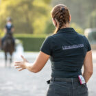 Eine Frau erklärt einer Reiterin eine Übung